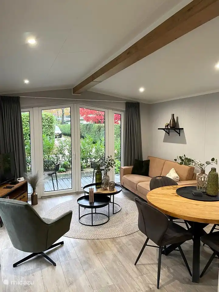 Geschmackvoll eingerichtetes Wohnzimmer mit Terrassentüren an der Vorderseite