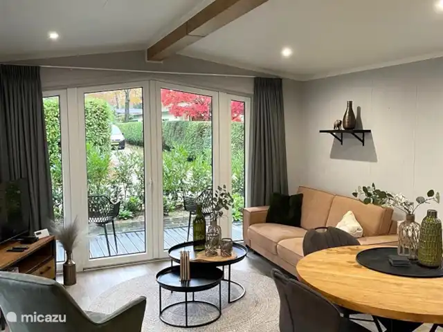 Cottage Serendipity - Natuur & Luxe huren in Nederland, Gelderland, Beekbergen - chalet Smaakvol ingerichte woonkamer met openslaande deuren aan voorkant