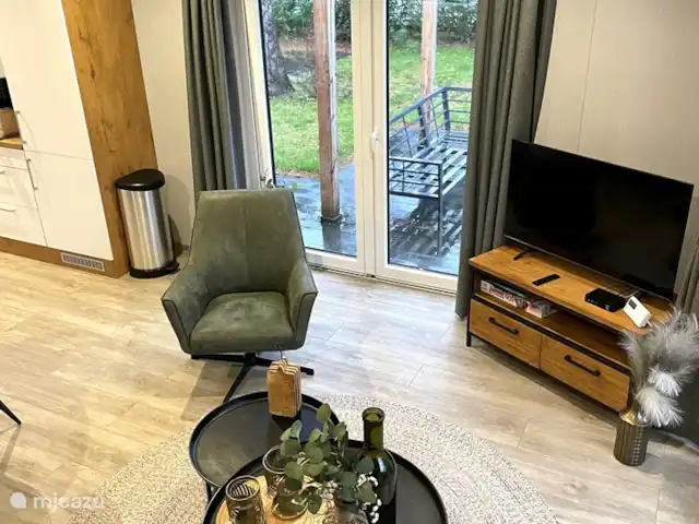 Cottage Serendipity - Natuur & Luxe huren in Nederland, Gelderland, Beekbergen - chalet Woonkamer met openslaande deuren zijkant