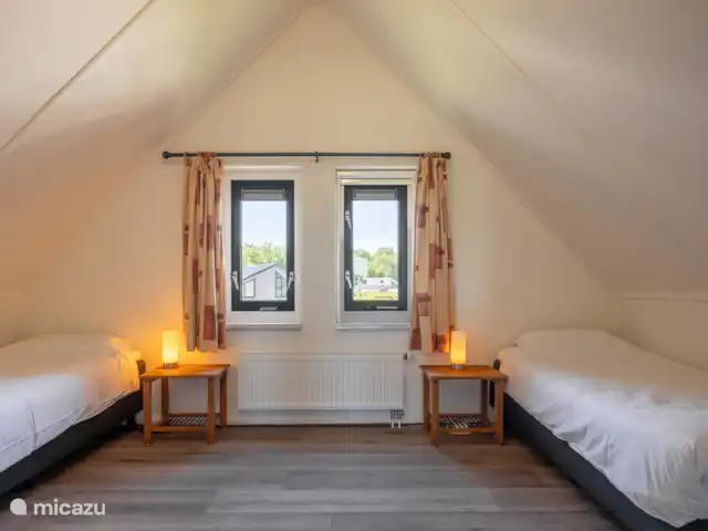 Maison de vacances de luxe avec spa et sauna | Pays-Bas, Frise, Tzummarum - maison de vacances Petite chambre à l’étage avec 2 lits séparés avec sommier tapissier.