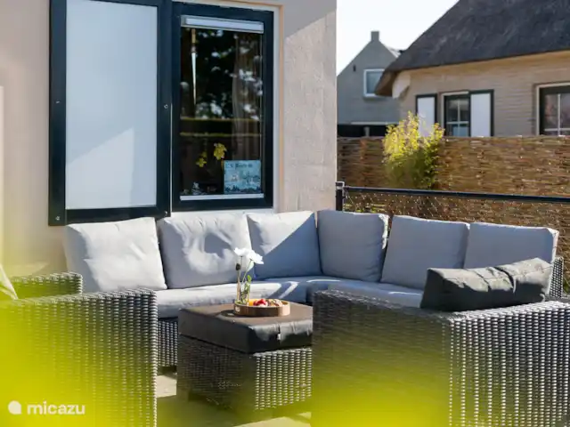 Maison de vacances de luxe avec spa et sauna | Pays-Bas, Frise, Tzummarum - maison de vacances Salon sur notre terrasse à l’arrière de la maison