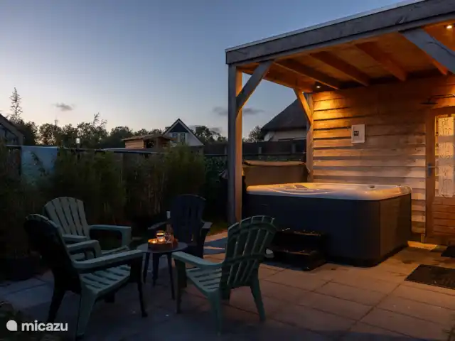 Maison de vacances de luxe avec spa et sauna | Pays-Bas, Frise, Tzummarum - maison de vacances Espace bien-être au crépuscule.