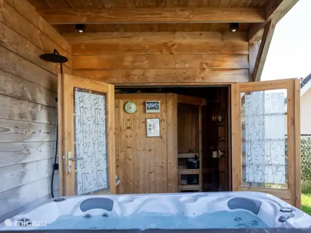 Maison de vacances de luxe avec spa et sauna | Pays-Bas, Frise, Tzummarum - maison de vacances Portes-fenêtres donnant sur la salle de sauna.