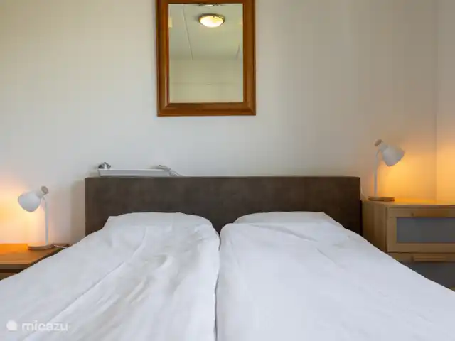 Maison de vacances de luxe avec spa et sauna | Pays-Bas, Frise, Tzummarum - maison de vacances Chambre au rez-de-chaussée avec 2 lits de péson.