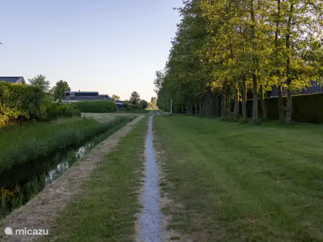 Maison de vacances de luxe avec spa et sauna | Pays-Bas, Frise, Tzummarum - maison de vacances Sentier pédestre sur le parc en direction du village.