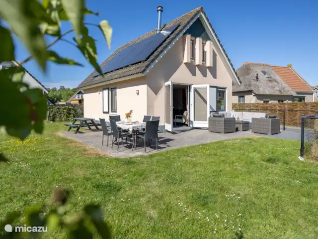 Maison de vacances de luxe avec spa et sauna | Pays-Bas, Frise, Tzummarum - maison de vacances Autour de notre terrasse, un joli morceau d’herbe clôturé.