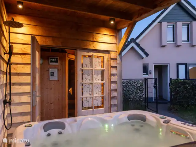Maison de vacances de luxe avec spa et sauna | Pays-Bas, Frise, Tzummarum - maison de vacances Espace spa et sauna à la tombée de la nuit. Bien sûr, une douche extérieure ne manque pas.