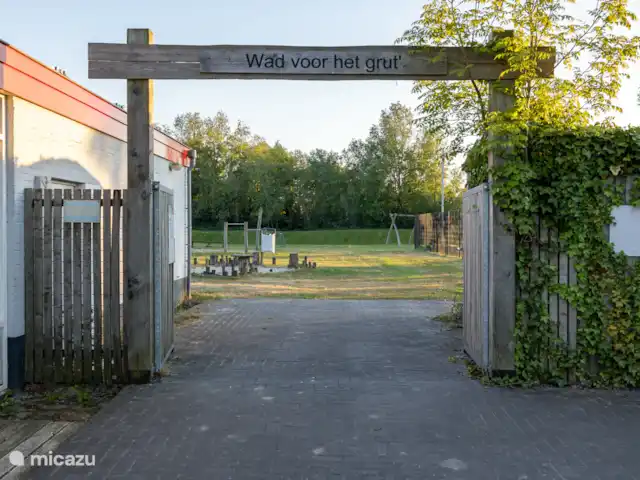 Maison de vacances de luxe avec spa et sauna | Pays-Bas, Frise, Tzummarum - maison de vacances Entrée de notre parc de jeux.