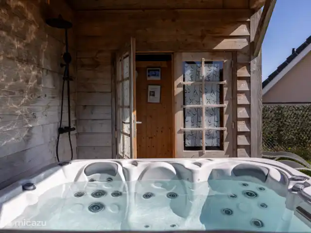 Maison de vacances de luxe avec spa et sauna | Pays-Bas, Frise, Tzummarum - maison de vacances Eau claire dans le spa.