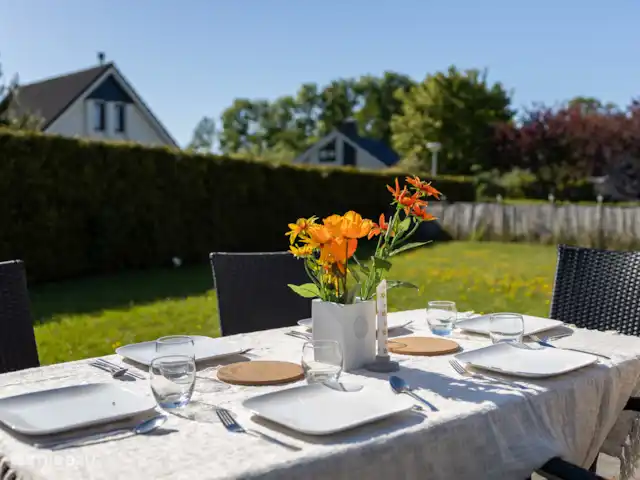Maison de vacances de luxe avec spa et sauna | Pays-Bas, Frise, Tzummarum - maison de vacances Délicieux repas en plein air.