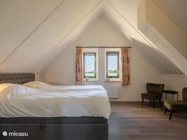 Maison de vacances de luxe avec spa et sauna | Pays-Bas, Frise, Tzummarum - maison de vacances Grande chambre à l’étage avec un grand lit double.