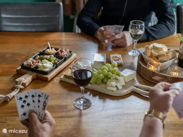 Maison de vacances de luxe avec spa et sauna | Pays-Bas, Frise, Tzummarum - maison de vacances Jouer aux cartes à notre grande table à manger avec une délicieuse collation.