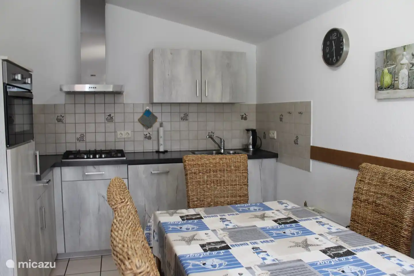 moderne Küche mit Esstisch