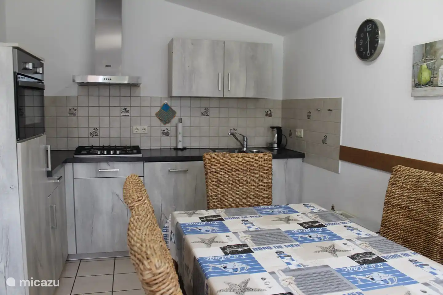 moderne Küche mit Esstisch