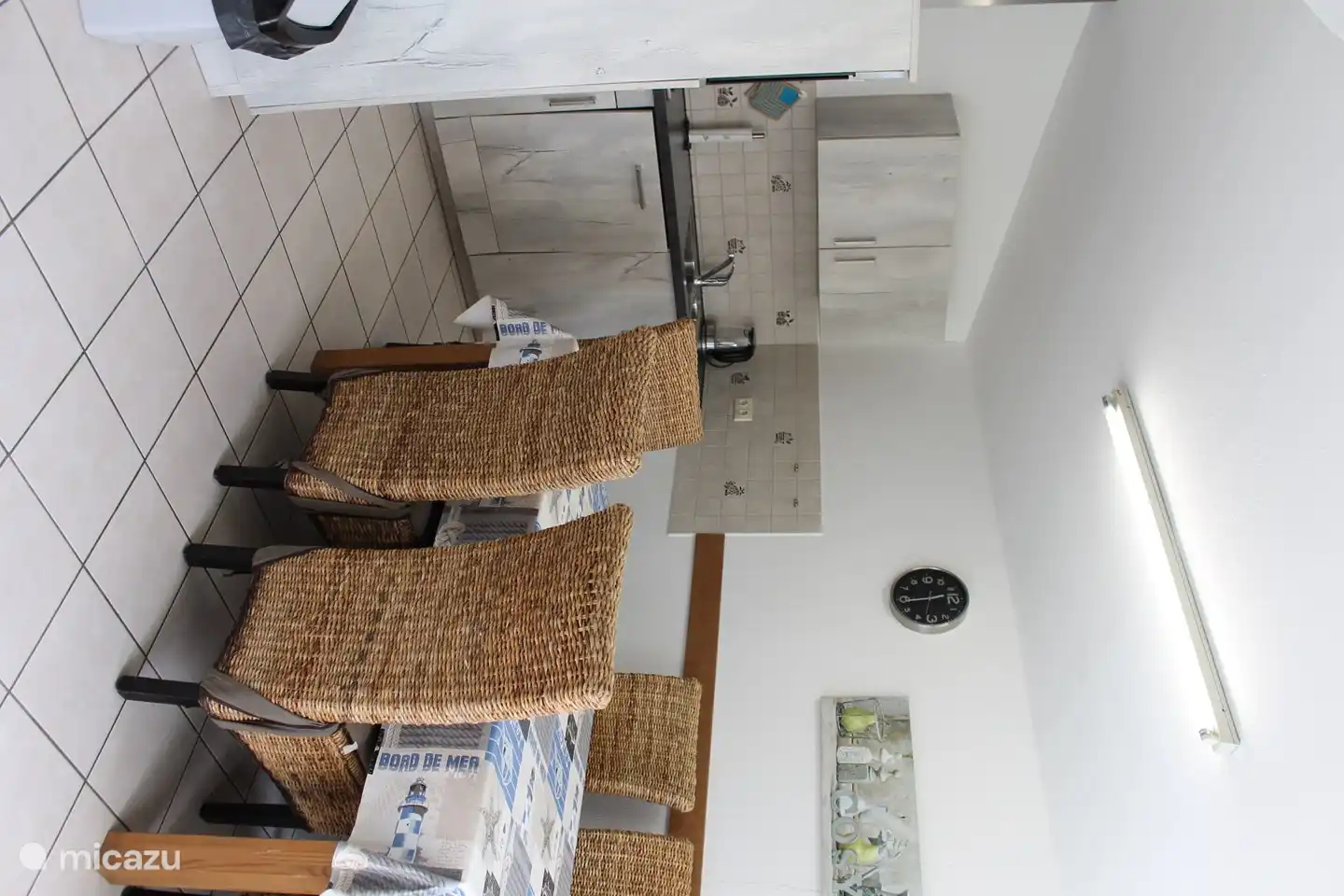 moderne Küche mit Esstisch