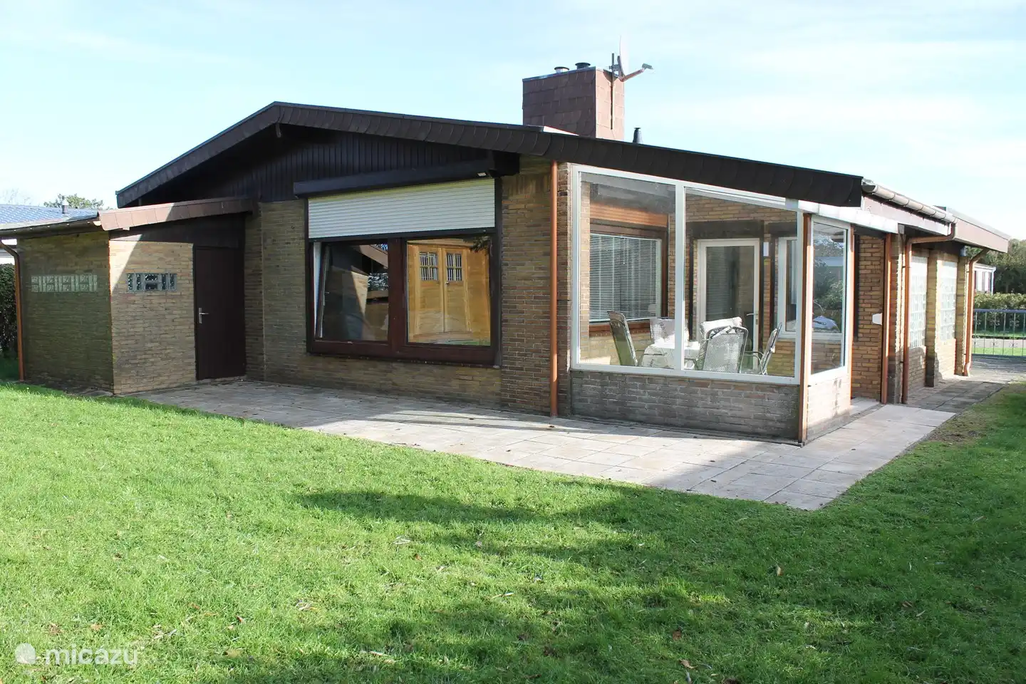 Seitenansicht mit Terrasse und Windfang