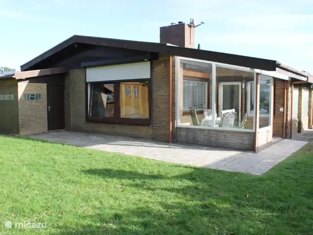 Bungalow Beach Life | Pays-Bas, Hollande du Nord, Julianadorp aan Zee - bungalow vue latérale avec terrasse et coupe-vent