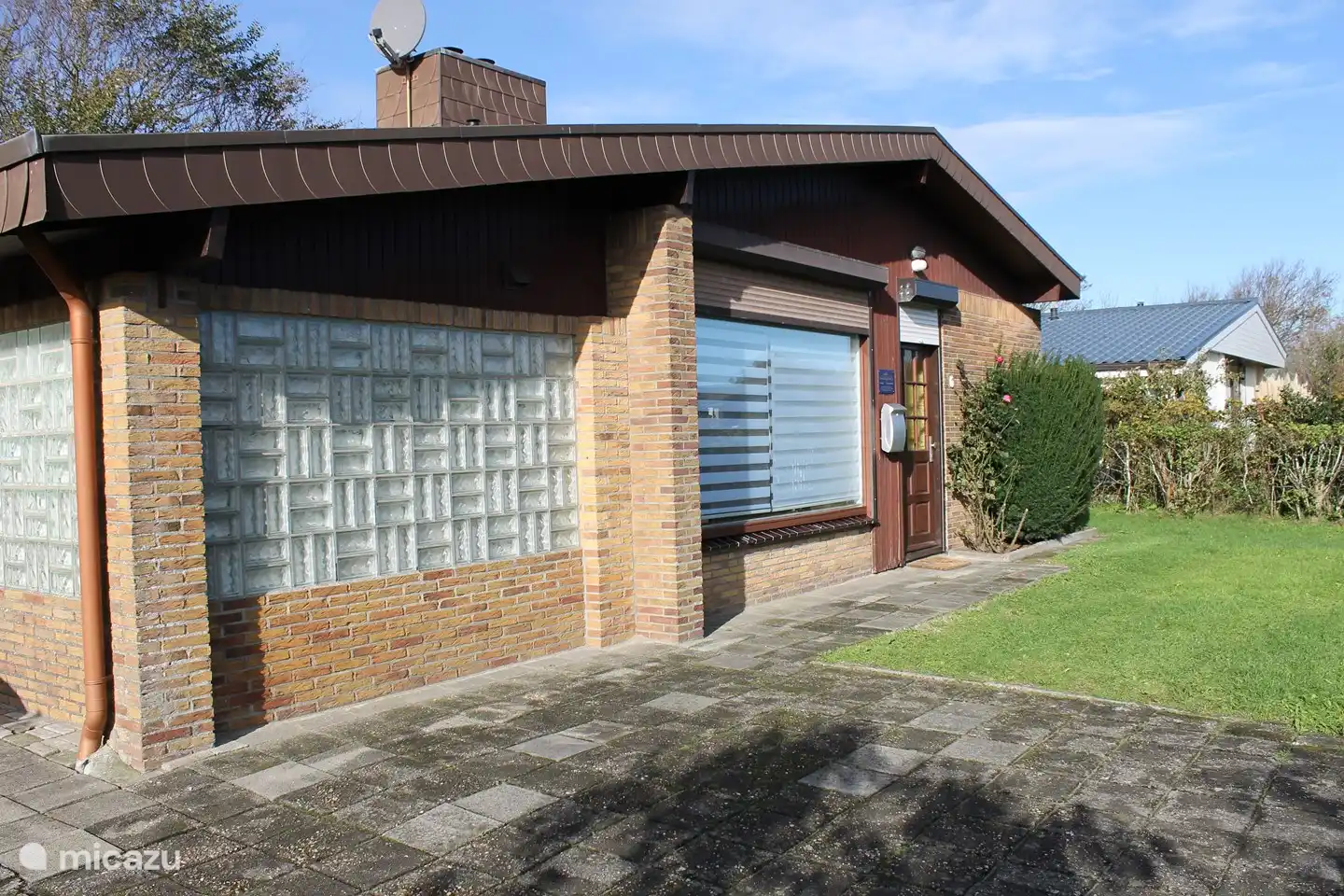 Vorderansicht des Bungalows