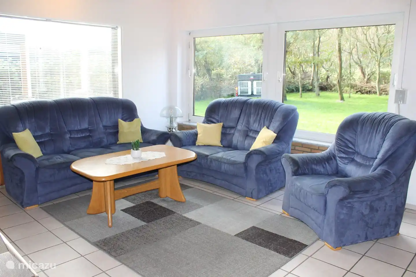 3-Sitzer-Sofa plus 2-Sitzer-Sofa und Sessel.