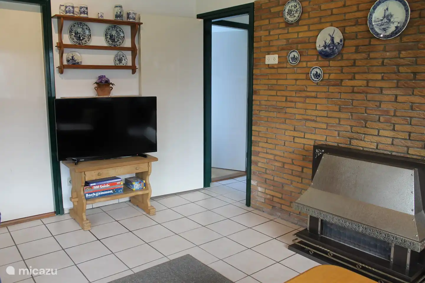 Wohnzimmer mit Gasherd und Zentralheizung.