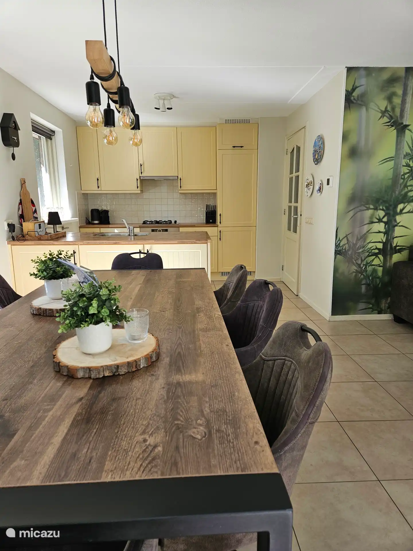 La cocina y la mesa del comedor están conectadas. Esto crea un ambiente acogedor para cocinar y cenar. El tranquilo jardín se puede ver desde todos los lados.