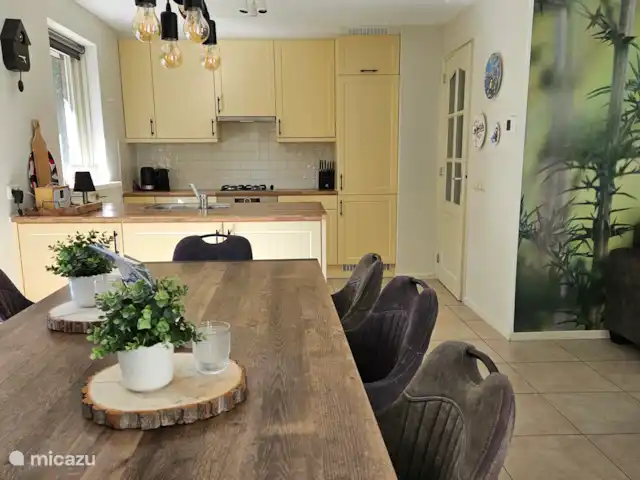 Bungalow en el bosque Jardines en Países Bajos, Güeldres, Garderen - bungaló La cocina y la mesa del comedor están conectadas. Esto crea un ambiente acogedor para cocinar y cenar. El tranquilo jardín se puede ver desde todos los lados.