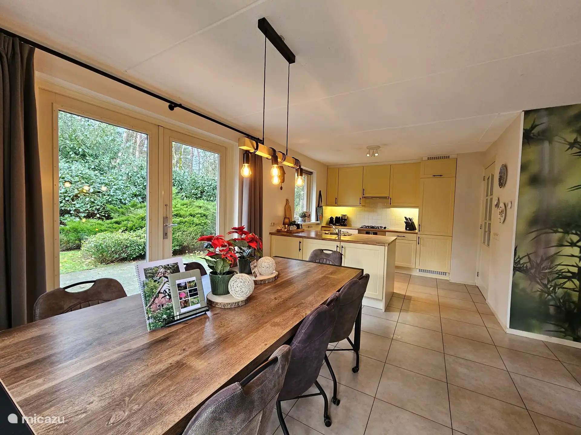 La mesa del comedor tiene una conexión directa con la cocina, lo que hace que cocinar y cenar juntos sea muy acogedor.