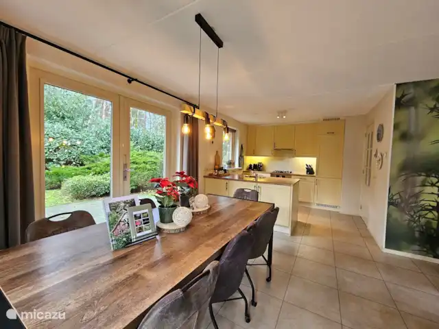 Bungalow en el bosque Jardines en Países Bajos, Güeldres, Garderen - bungaló La mesa del comedor tiene una conexión directa con la cocina, lo que hace que cocinar y cenar juntos sea muy acogedor.