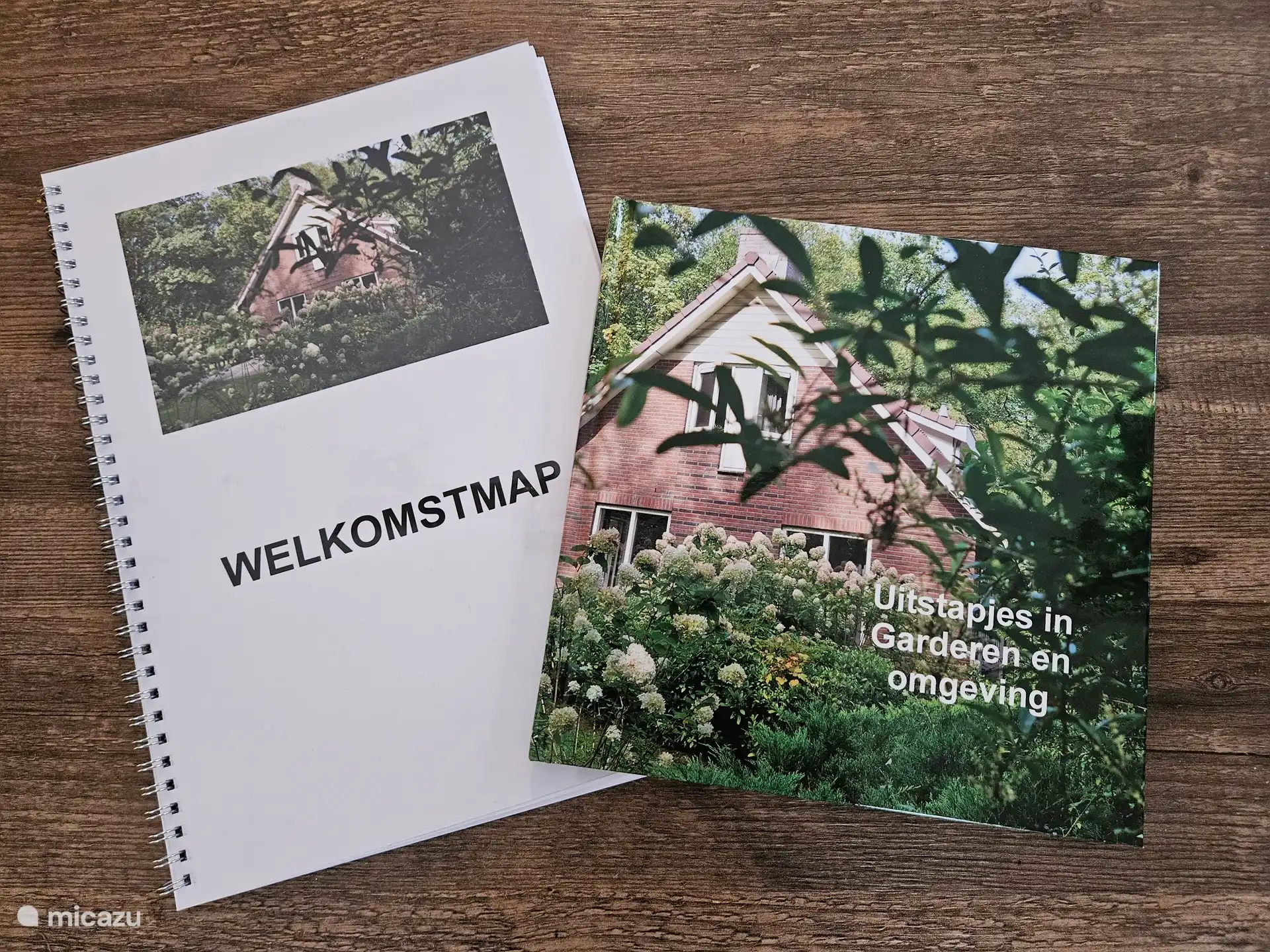 Hay una carpeta de bienvenida y una guía de actividades en el bungalow. Esto es para información e inspiración.