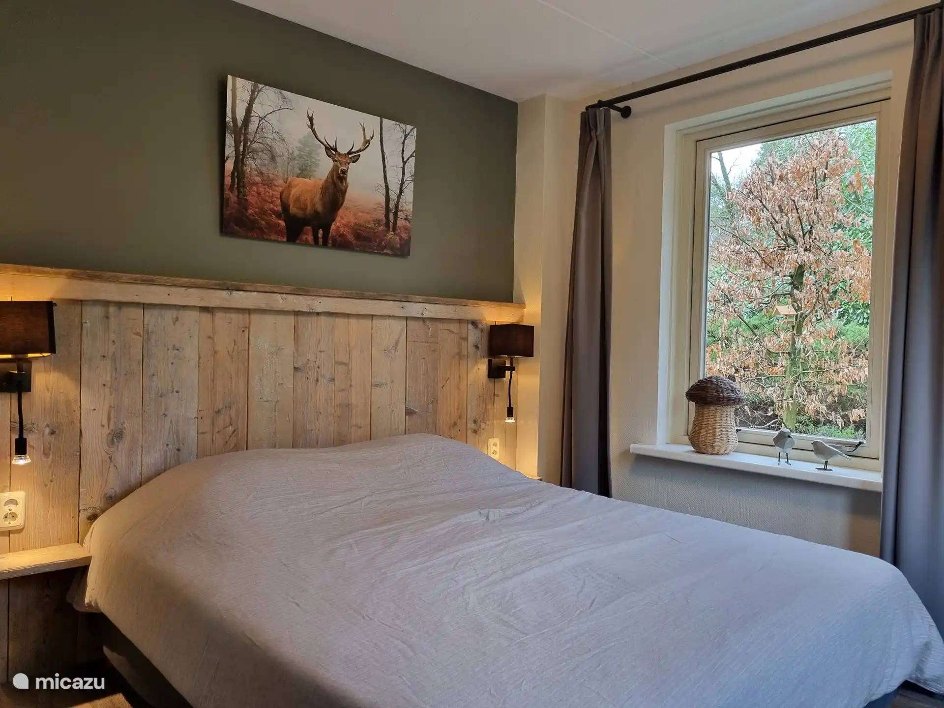 En la planta baja se encuentra el primer dormitorio, con cama de matrimonio. Esto da directamente al jardín circundante. 