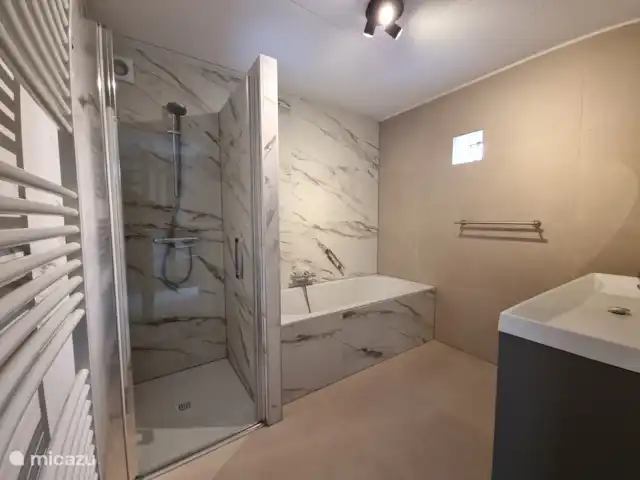 Bungalow en el bosque Jardines en Países Bajos, Güeldres, Garderen - bungaló Junto al dormitorio hay un cuarto de baño con doble grifo además de ducha y bañera separadas. También hay un aseo separado en el vestíbulo.
