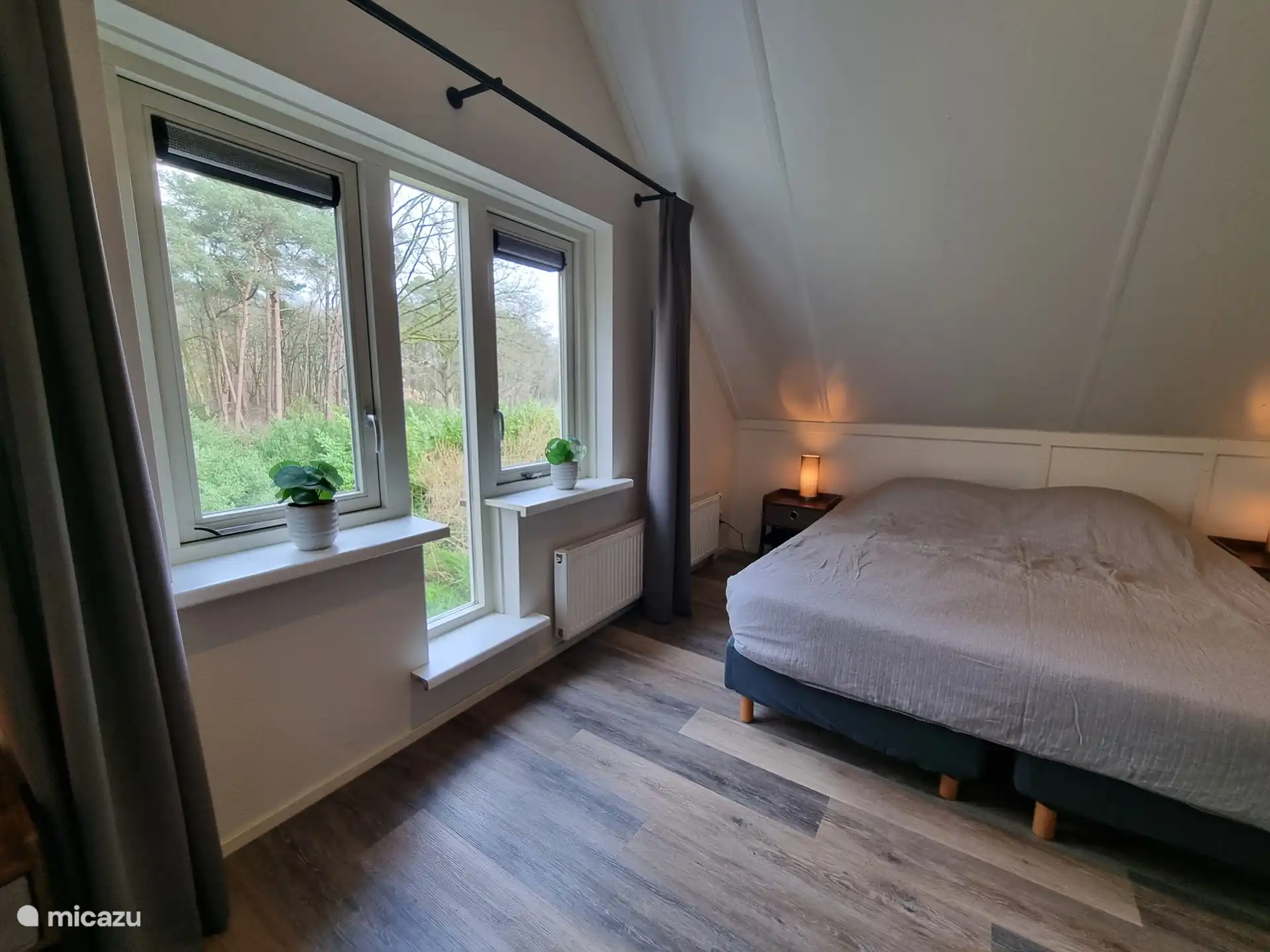 En el primer piso hay 2 dormitorios con 3 camas cada uno.