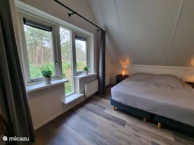 Bungalow en el bosque Jardines en Países Bajos, Güeldres, Garderen - bungaló En el primer piso hay 2 dormitorios con 3 camas cada uno.