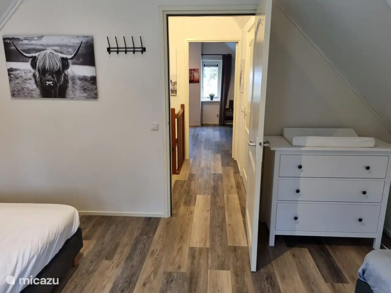 Hay un cambiador independiente.