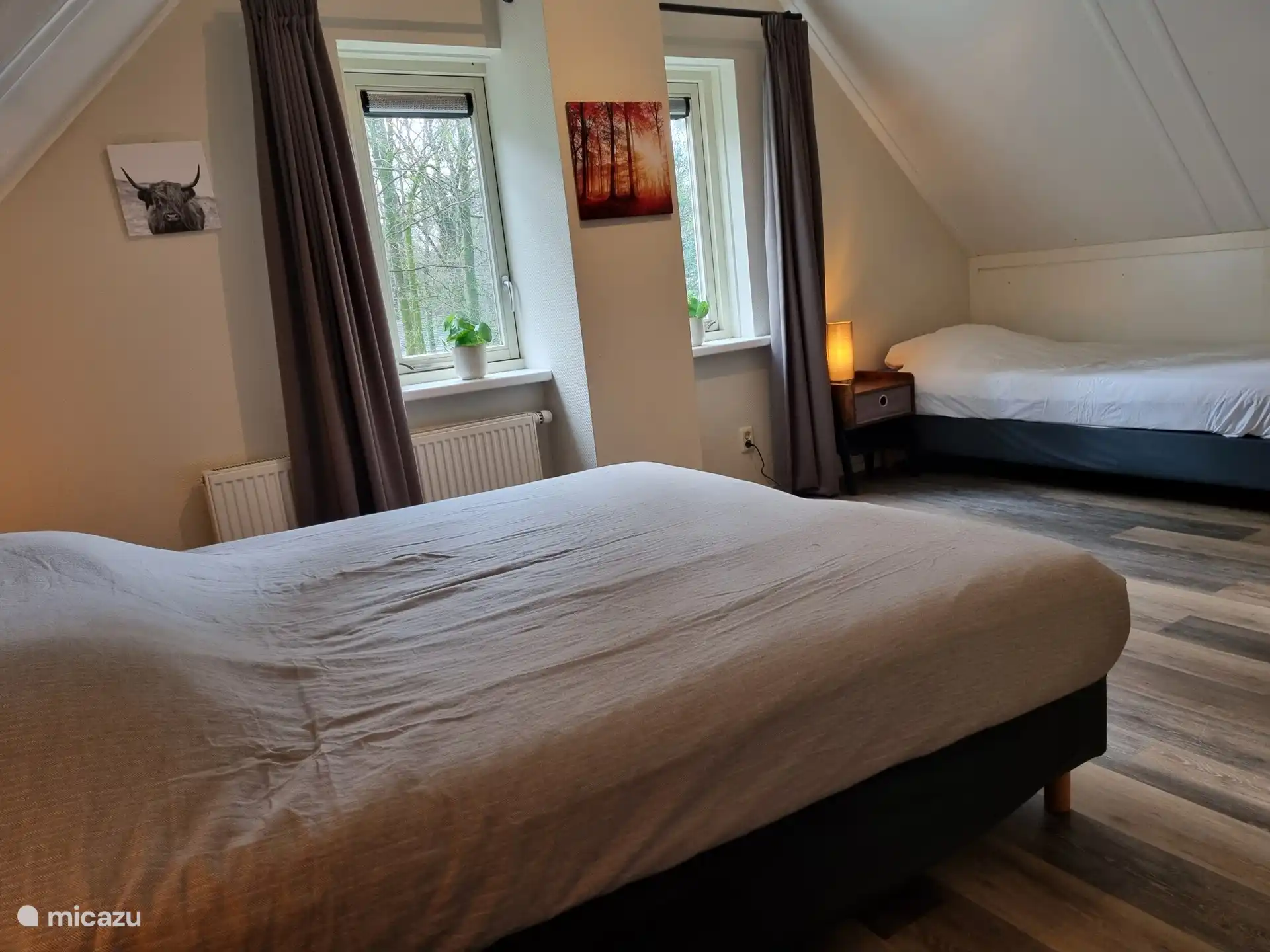 Es un dormitorio espacioso y encantador.