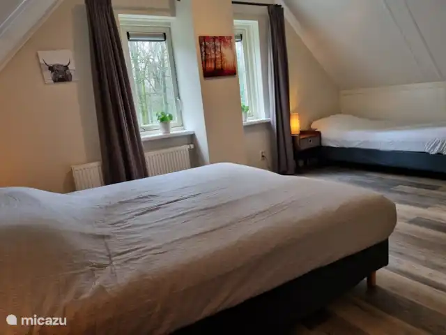 Bungalow en el bosque Jardines en Países Bajos, Güeldres, Garderen - bungaló Es un dormitorio espacioso y encantador.