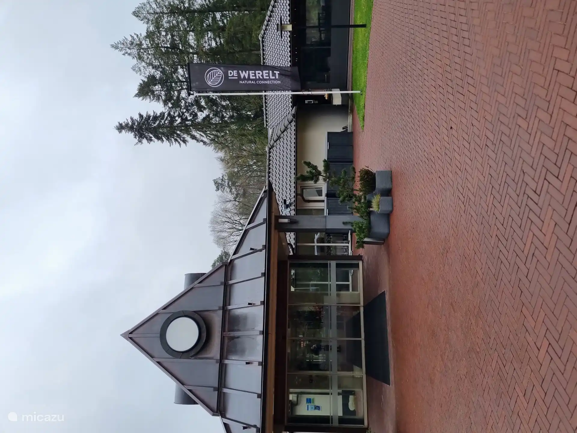 La recepción del hotel adyacente De Werelt Garderen está disponible las 24 horas, los 7 días de la semana, para preguntas y/o asistencia.