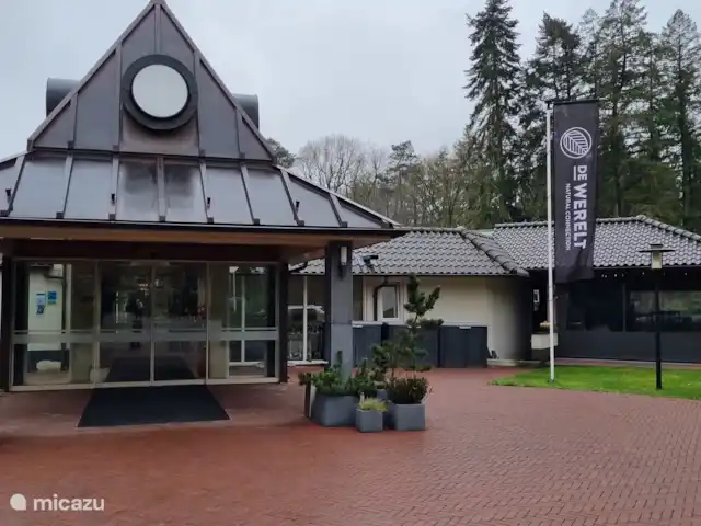 Bungalow en el bosque Jardines en Países Bajos, Güeldres, Garderen - bungaló La recepción del hotel adyacente De Werelt Garderen está disponible las 24 horas, los 7 días de la semana, para preguntas y/o asistencia.