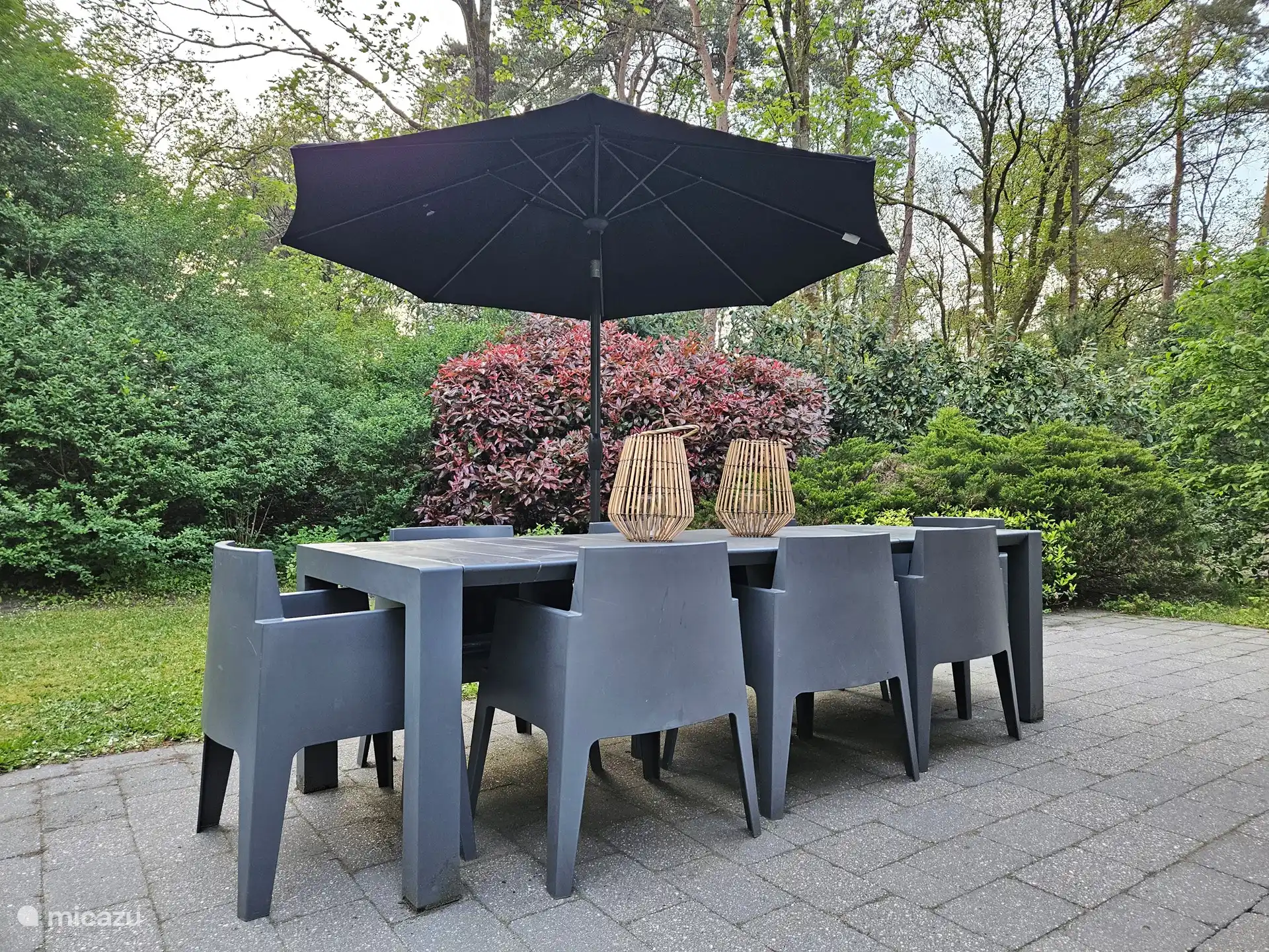 En el jardín hay una mesa de jardín maravillosamente espaciosa para 8 personas.