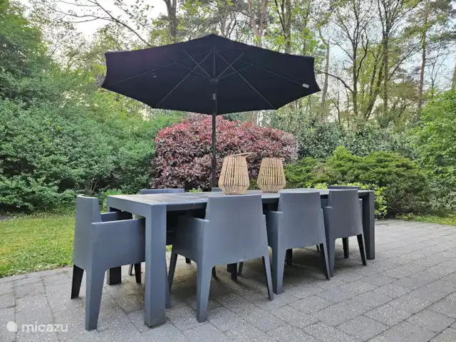 Bungalow en el bosque Jardines en Países Bajos, Güeldres, Garderen - bungaló En el jardín hay una mesa de jardín maravillosamente espaciosa para 8 personas.