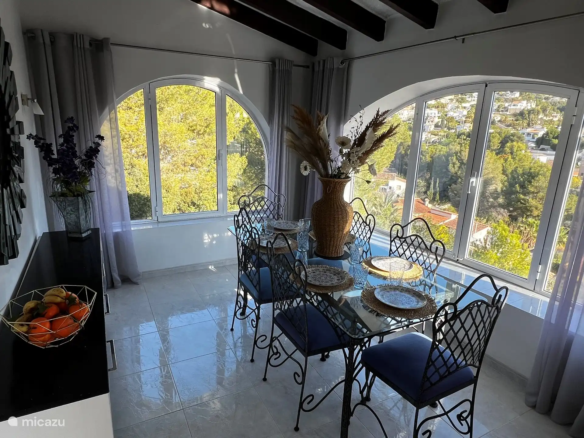 Esszimmer Ebene 1 mit Blick auf das Tal 