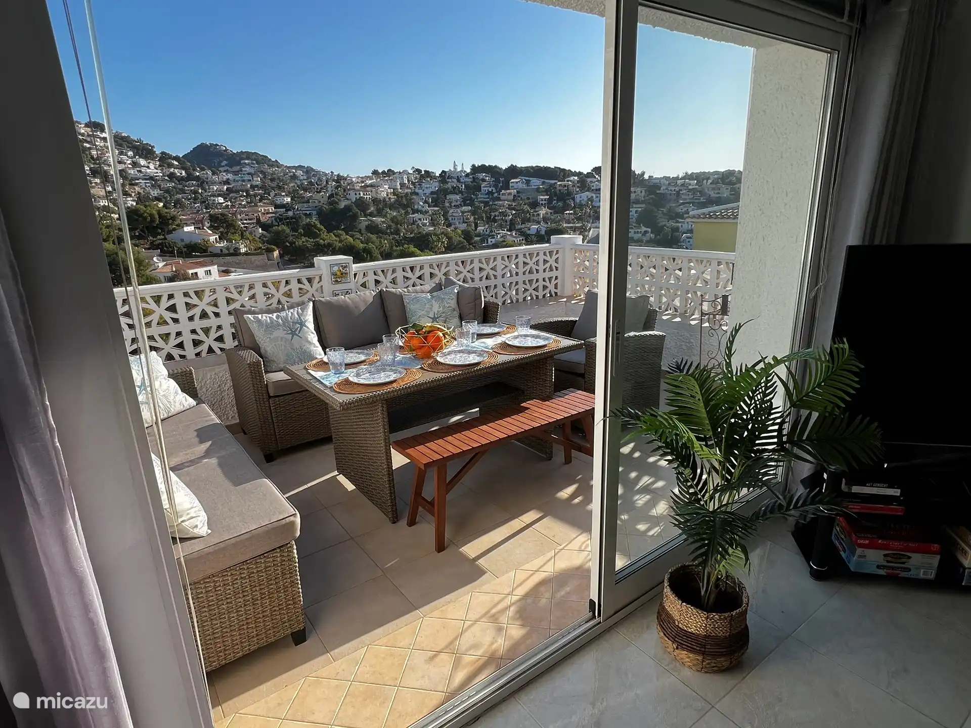 Balkonterrasse mit Blick über das gesamte Grundstück und Tal Ebene 1