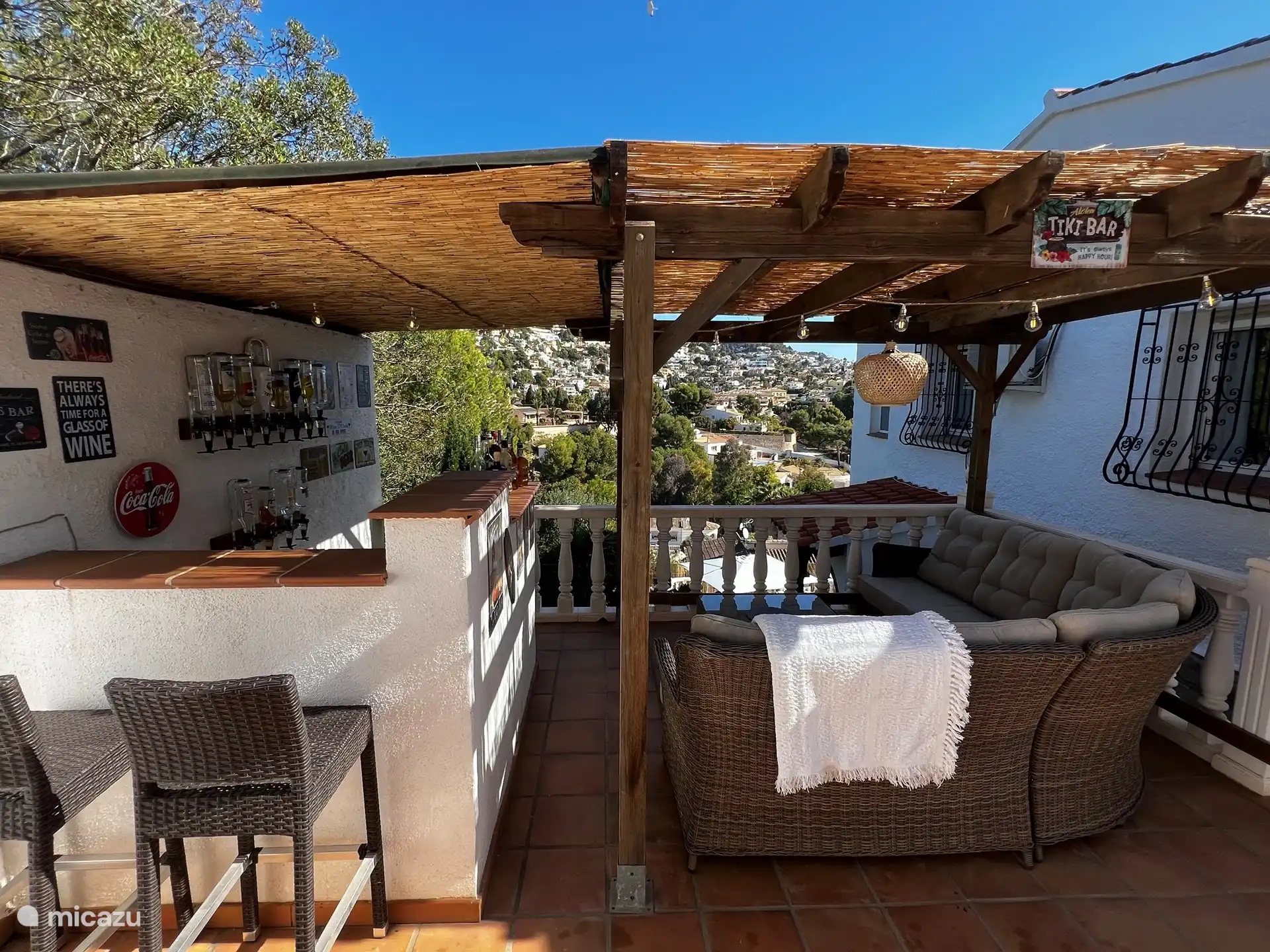 Die Tiki-Bar auf Ebene 1. Schöner Aufenthalt hier mit toller Aussicht. 