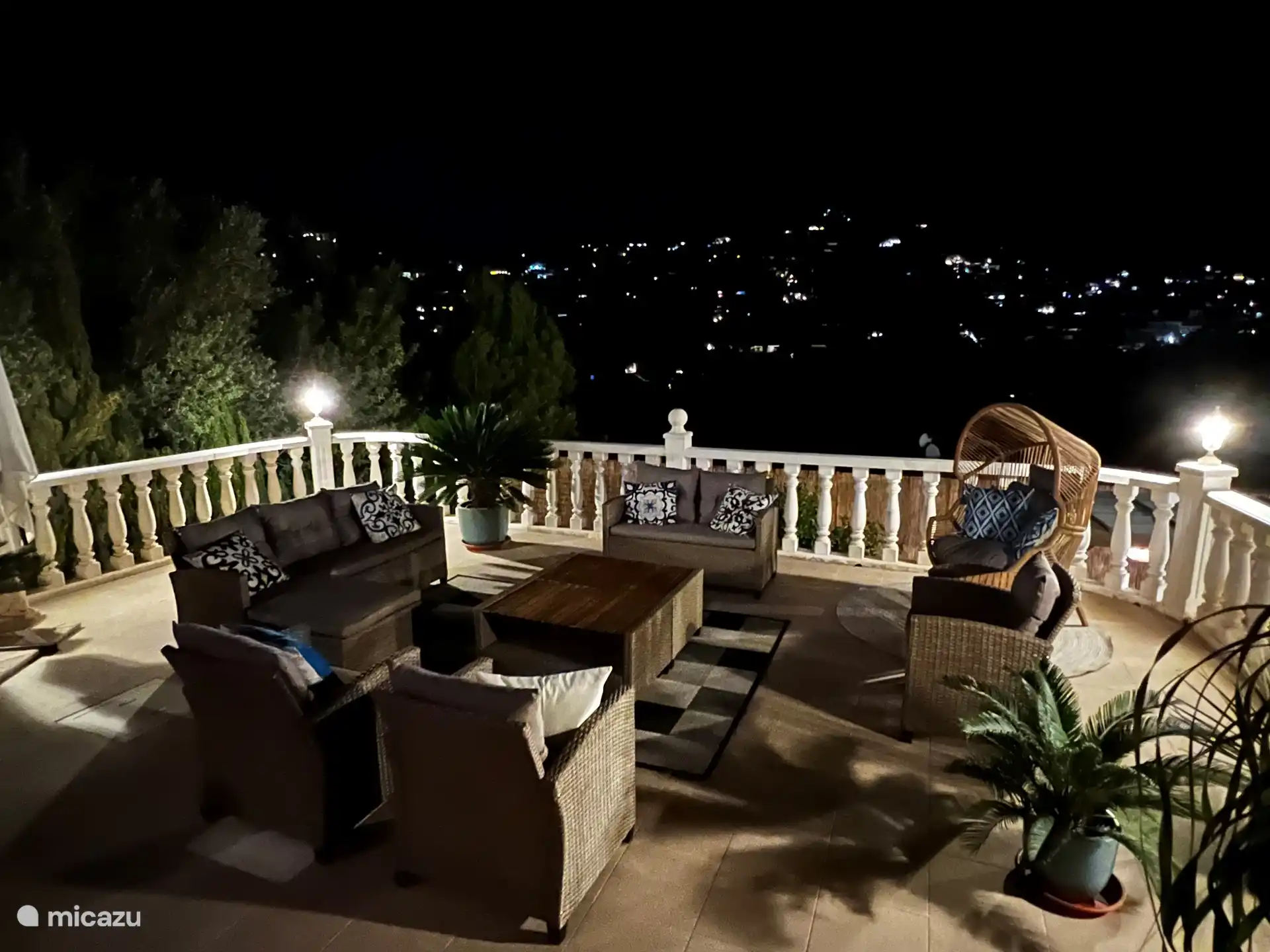 Außenterrasse auf der Ebene -2, einer der vielen schönen Sitzbereiche rund um diese Villa 