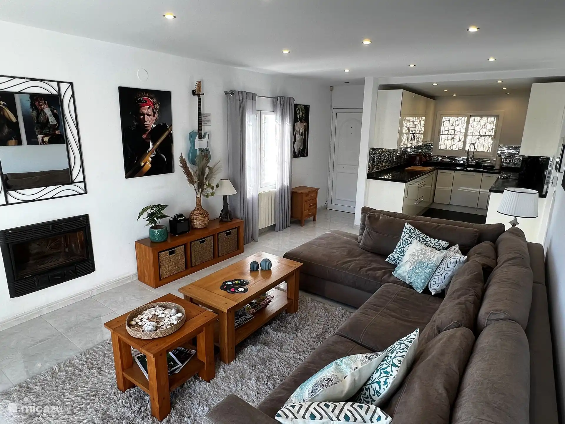 Wohnung auf der Ebene 1 Wohnzimmer mit offener Küche