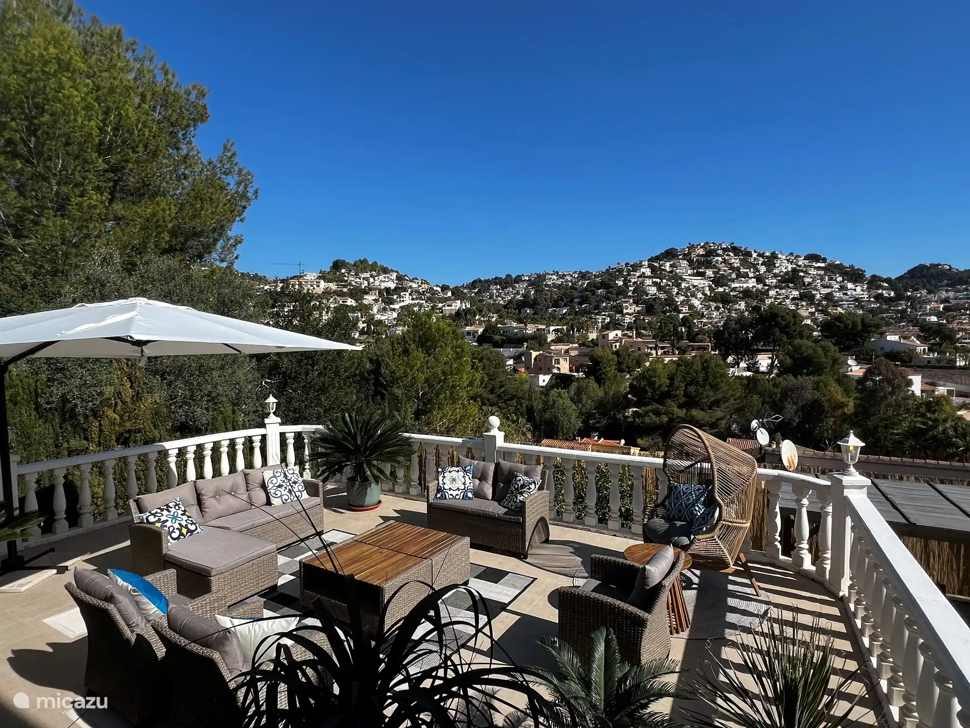 Schöner Blick über das Tal auf Ebene -2