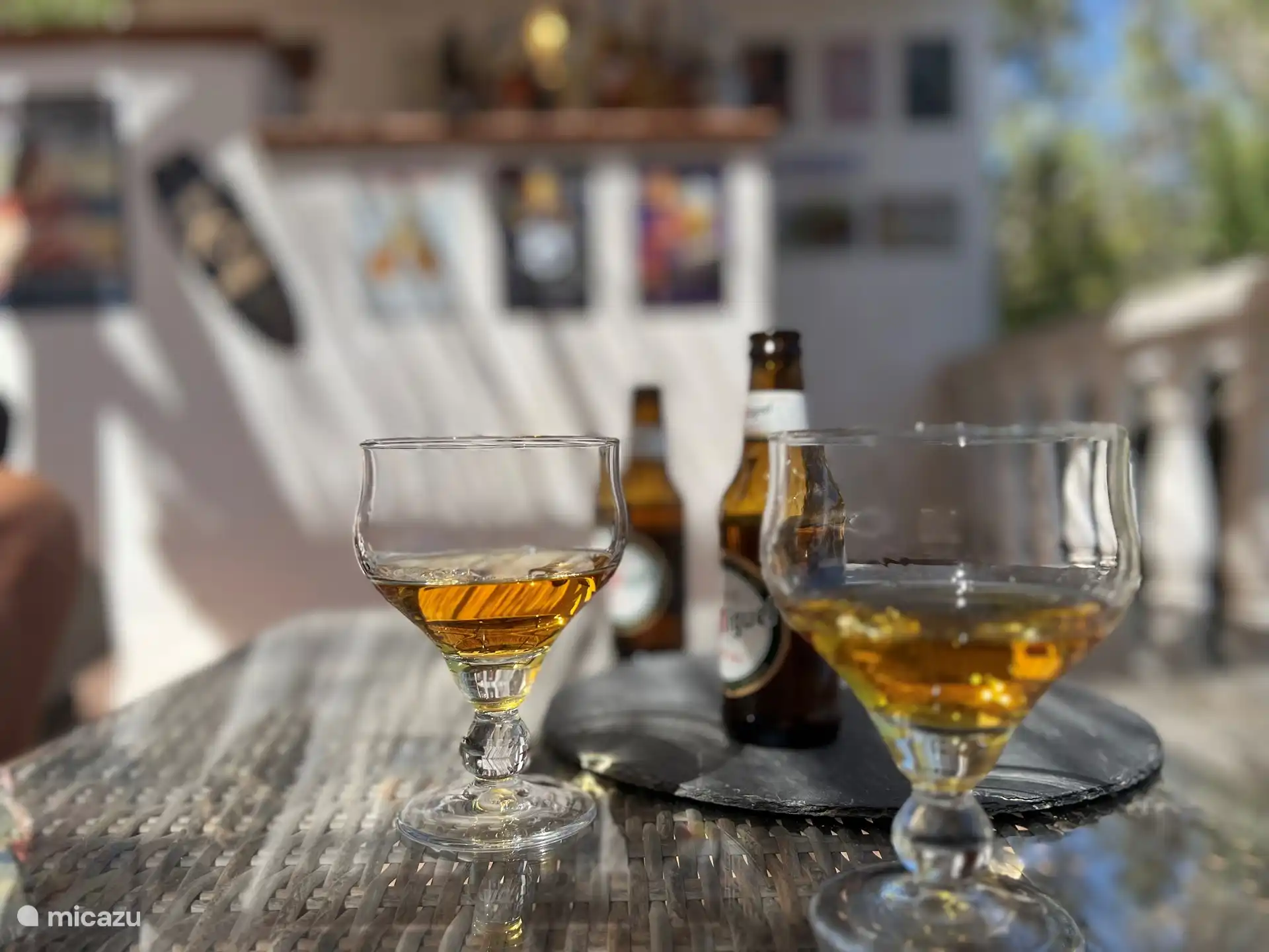 Genießen Sie einen Drink an der Außenbar auf Ebene 1