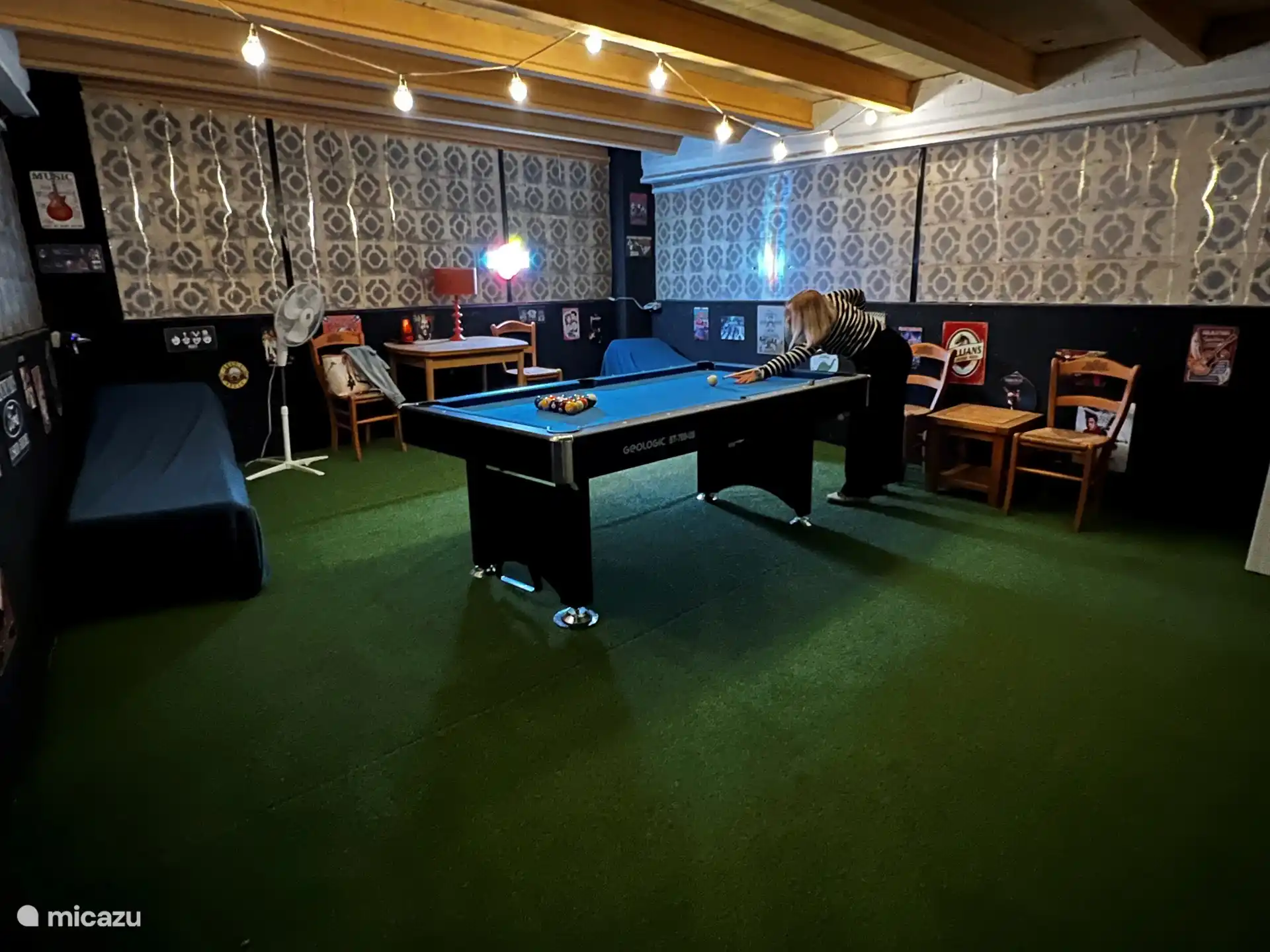 Spielzimmer in der Garage auf oberster Ebene/Straßenebene. 