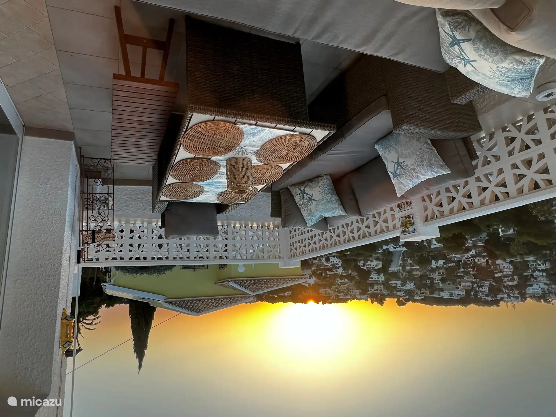 Mit einer schönen Aussicht auf Ebene 1, angrenzend an das Wohnzimmer, frühstücken Sie mit der aufgehenden Sonne oder entspannen Sie sich 