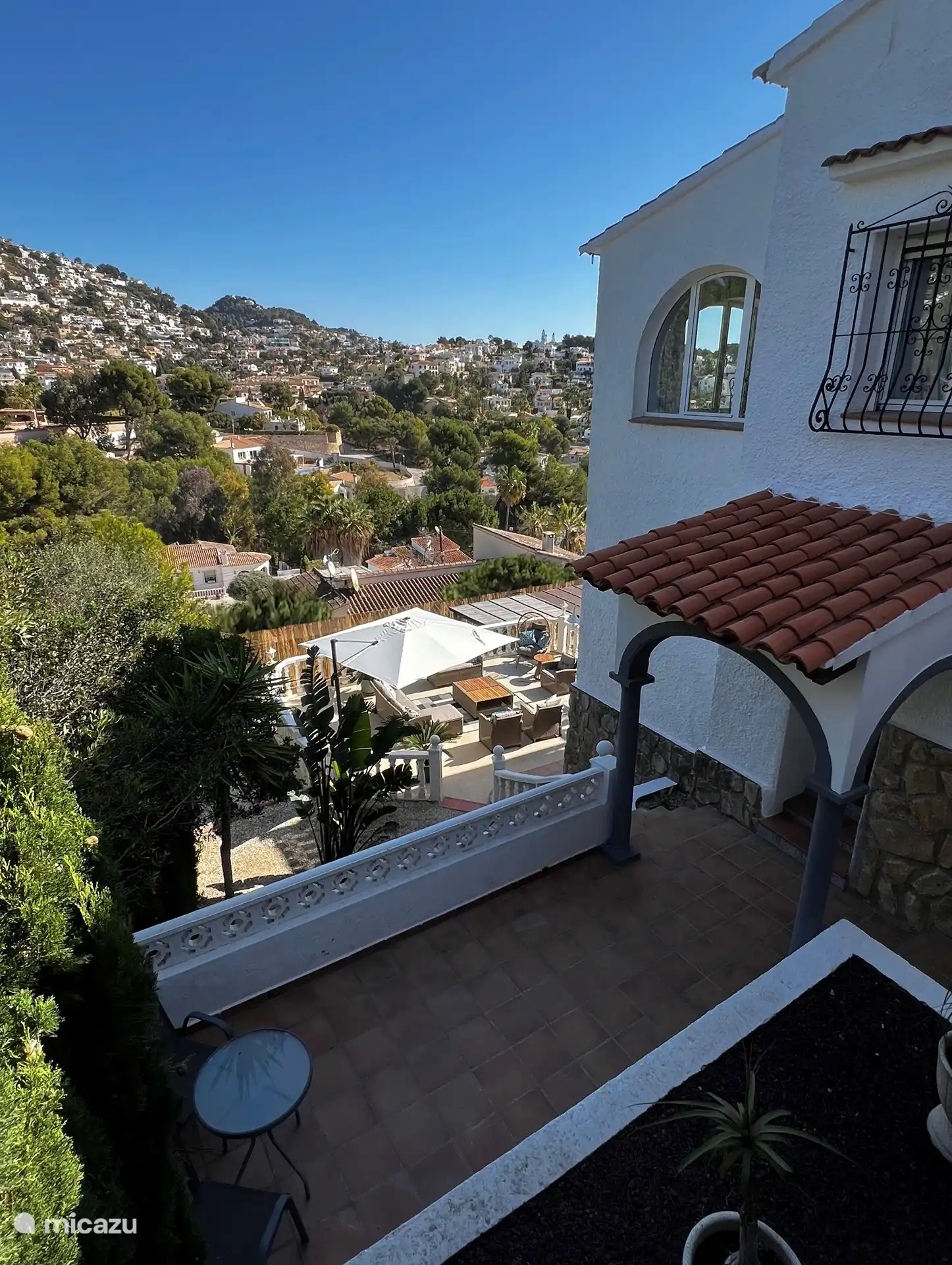 Blick auf die Terrasse von der Bar auf Ebene 1 auf der Rückseite 